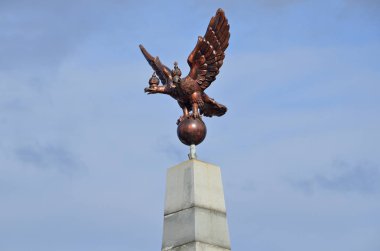 Habarovsk, Rusya, Ekim, 5, 2017. Anıt çift başlı kartal Khabarovsk (1891-1897) mavi gökyüzü