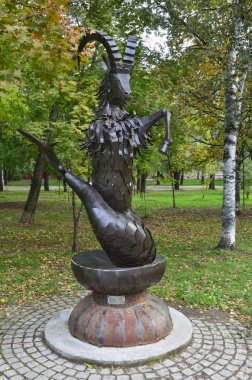 Habarovsk, Rusya, Ekim, 5, 2017. Heykel burç Oğlak Amur Bulvarı'nda Habarovsk şehir içinde