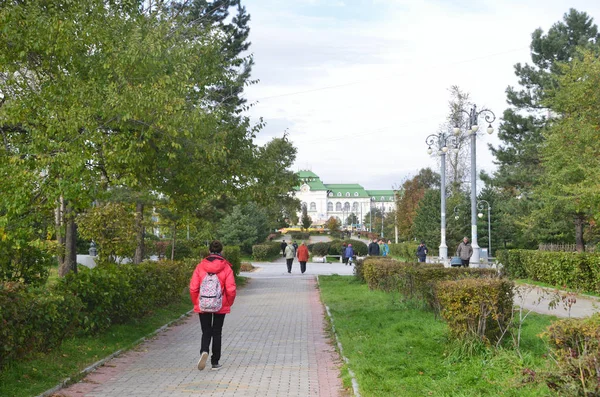 Khabarovsk Russland Oktober 2017 Menschen Die Den Amur Boulevard Entlang — Stockfoto