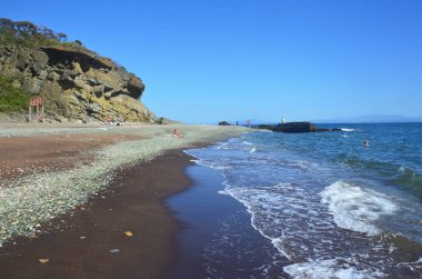 Vladivostok, Rusya, Eylül, 06, 2017. Güneşli günde Steklyannaya (Kitovaya) Bay yakınında rahatlatıcı insanlar