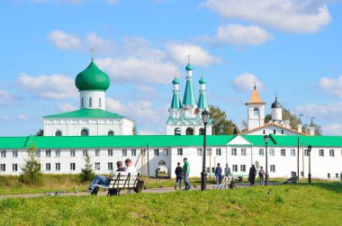 Leningrad region, Rusya Federasyonu, 13 Eylül 2015, insanlar Svyatotroitsky Alexander-Svirsky Manastırı yürüyüş,