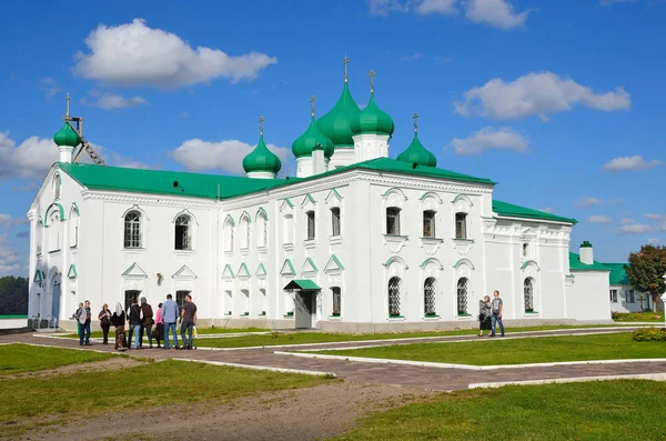 Région Leningrad Russie Septembre 2015 Personnes Marchant Près Monastère Sainte — Photo