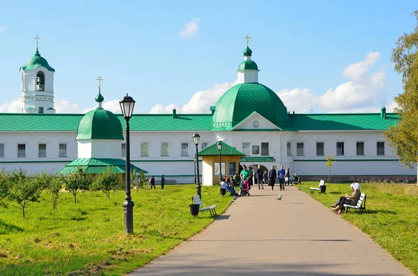 列宁格勒地区 俄罗斯 2015 人们走近 Svyatotroitsky 亚历山大 Svirsky 修道院 — 图库照片