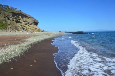 Vladivostok, Rusya, Eylül, 06, 2017. Güneşli günde Steklyannaya (Kitovaya) Bay yakınında rahatlatıcı insanlar