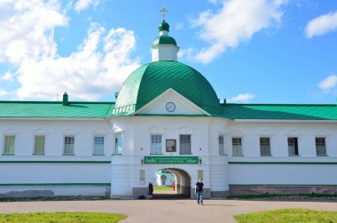 Leningrad region, Rusya Federasyonu, 13 Eylül 2015, insanlar Svyatotroitsky Alexander-Svirsky Manastırı yürüyüş