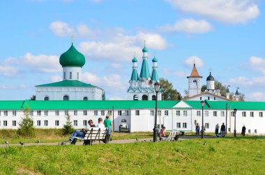 Leningrad region, Rusya Federasyonu, 13 Eylül 2015, insanlar Svyatotroitsky Alexander-Svirsky Manastırı yürüyüş