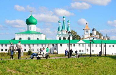 Leningrad region, Rusya Federasyonu, 13 Eylül 2015, insanlar Svyatotroitsky Alexander-Svirsky Manastırı yürüyüş