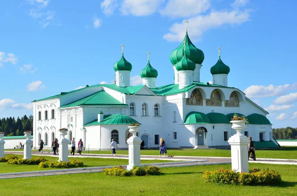 列宁格勒地区 俄罗斯 2015 人们走近神圣三位一体修道院 Svirsky 变形大教堂 — 图库照片