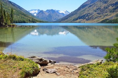 Rusya, Altay bölgesi, Ust-Koksinsky bölgesi, Eylül ayında Multinskoye lake orta