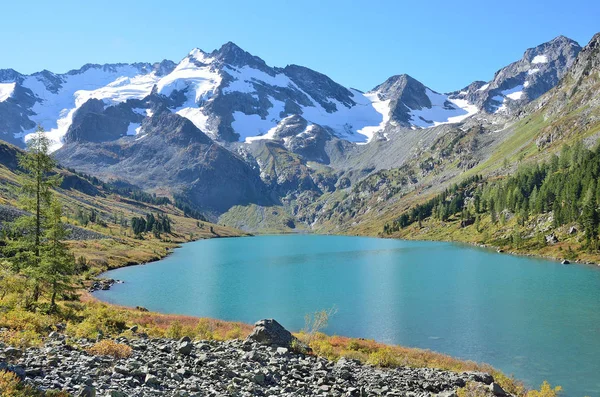 Rusya, Altay, Ust-Koksinsky bölgesi, güneşli havalarda Gölü Poperechnoye (çapraz)