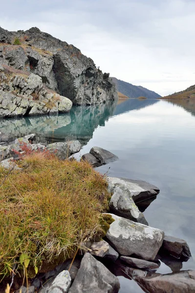 Russia Montagne Dell Altai Lago Acchan Akchan Con Tempo Nuvoloso — Foto Stock