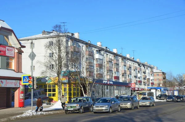 Arkhangelsk Rusia Februari 2018 Orang Orang Dan Mobil Troitsky Avenue — Stok Foto
