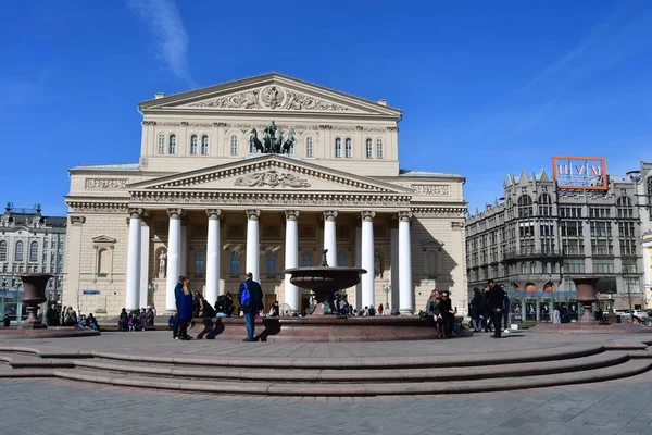 ロシア モスクワ 2018 日人々 モスクワのボリショイ劇場の前に歩きます ロシア — ストック写真