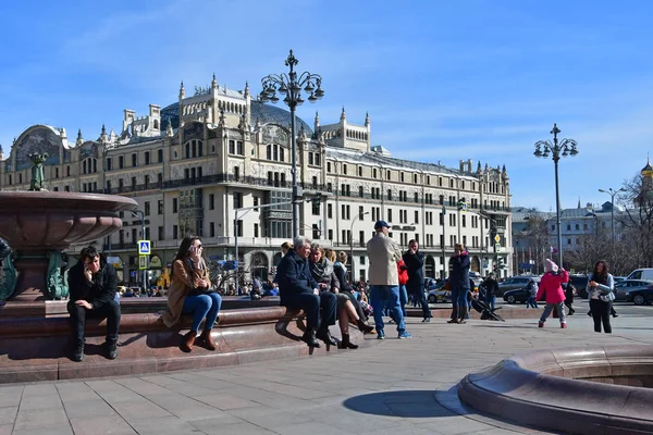 Moscou Rússia Maio 2018 Pessoas Relaxam Praça Teatro Fundo Hotel — Fotografia de Stock