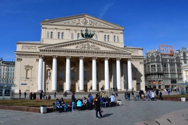 Moskova, Rusya, Mayıs, 08, 2018. Moskova'da Bolşoy Tiyatrosu önünde insanlar yürümek. Rusya