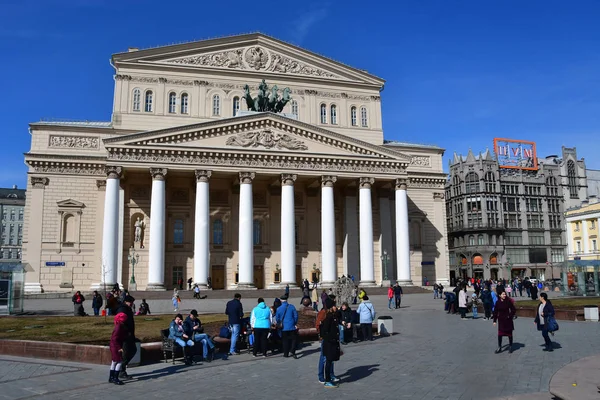 Moscou Rússia Maio 2018 Pessoas Caminham Frente Teatro Bolshoi Moscou — Fotografia de Stock