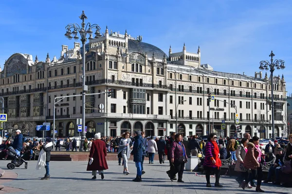 Moscou Rússia Maio 2018 Pessoas Relaxam Praça Teatro Fundo Hotel — Fotografia de Stock