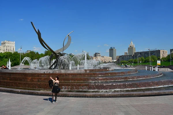 Moskau Russland Mai 2018 Frau Macht Selfie Auf Dem Hintergrund — Stockfoto