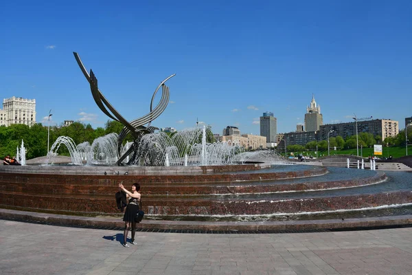 Moscú Rusia Mayo 2018 Mujer Hace Selfie Fondo Fuente Secuestro —  Fotos de Stock