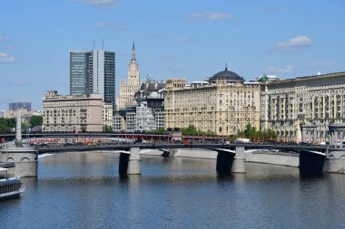 Moskova, Rusya, Mayıs, 08, 2018. Moskova'da bahar Borodinsky Köprüsü