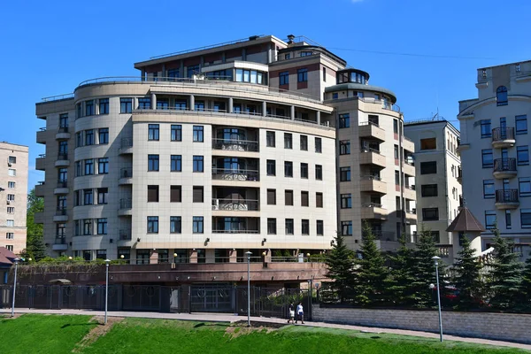 Moscow Russia May 2018 People Walking Rostovskaya Embankment Elite Housing — Stock Photo, Image