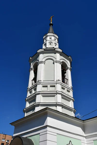 俄罗斯莫斯科5月十字架的提高的 Hurch 的钟楼在 Chistyy Vrazhek — 图库照片