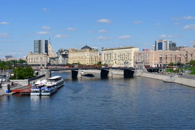Moskova, Rusya, Mayıs, 08, 2018. Pier Berezhkovskaya dolgu ve güneşli bir gün Borodinsky Bridge'de Moskova'da 