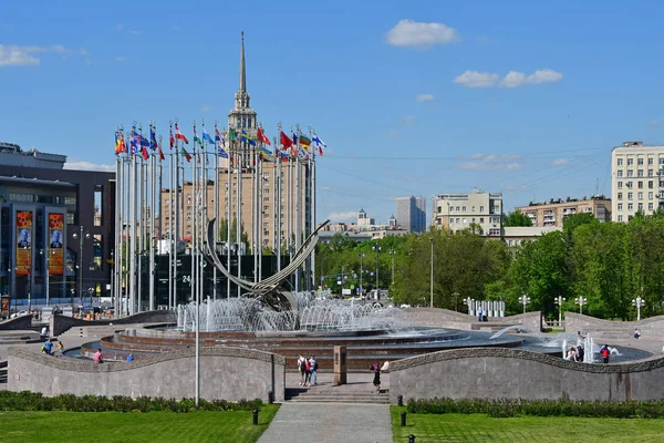 Moscú Rusia Mayo 2018 Gente Caminando Por Plaza Europa Primavera —  Fotos de Stock