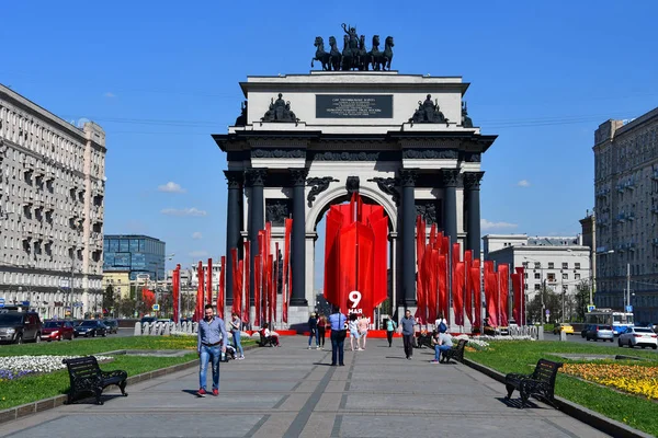 Moskva Ryssland Maj 2018 Människor Som Gick Nära Triumphal Arch — Stockfoto