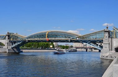 Moskova, Rusya, Mayıs, 08, 2018. Köprü, Bogdan Khmelnitsky yakın (Kiev yaya köprüsü) Moskova Nehri baharda insanlar