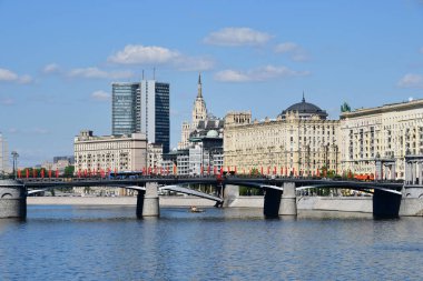 Moskova, Rusya, Mayıs, 08, 2018. Moskova'da bahar Borodinsky Köprüsü