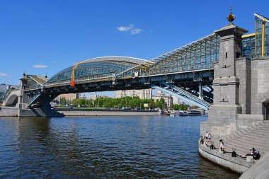 Moskova, Rusya, Mayıs, 08, 2018. Köprü, Bogdan Khmelnitsky yakın (Kiev yaya köprüsü) Moskova Nehri baharda insanlar