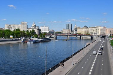 Moskova, Rusya, Mayıs, 08, 2018. Moskova'da Rostovskaya setin içinde güneşli bahar günü