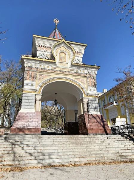 俄罗斯 秋天在符拉迪沃斯托克的Nikolaevskaya拱门 — 图库照片