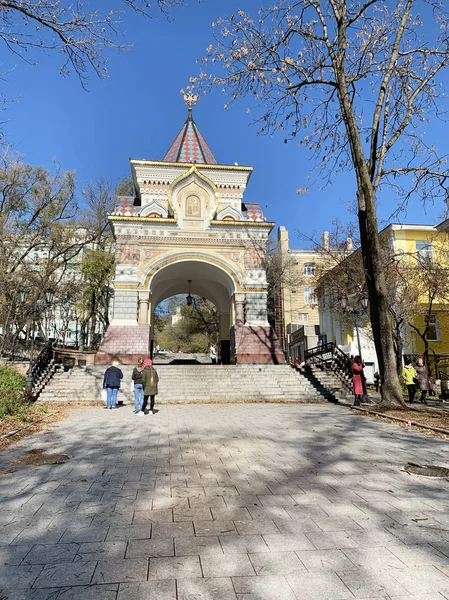 Владивосток Росія Жовтня 2019 Року Люди Гуляли Біля Миколаївської Арки — стокове фото