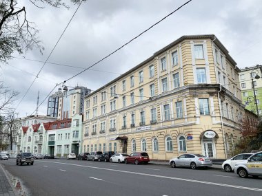 Vladivostok, Rusya, 26 Ekim 2019. Sonbaharda Vladivostok 'taki Svetlanskaya Caddesi. 113 numaralı beş katlı ev. Rusya Federasyonu 'nun kültürel mirasının nesnesi (kod 2500707000)