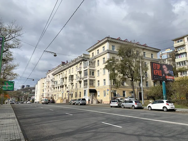 ロシアのウラジオストク 10月 2019 車は秋にウラジオストクのスヴェトランスカヤ通りの5階建ての家番号127に近いです — ストック写真