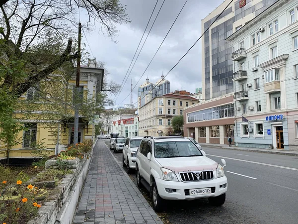 ロシアのウラジオストク 10月 2019 秋にはウラジオストクのスヴェトランスカヤ通りに車が停まっています — ストック写真