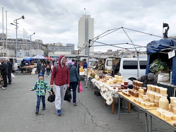 Vladivostok Rusia Octubre 2019 Padre Hijo Caminando Feria Comida Fin — Foto de Stock