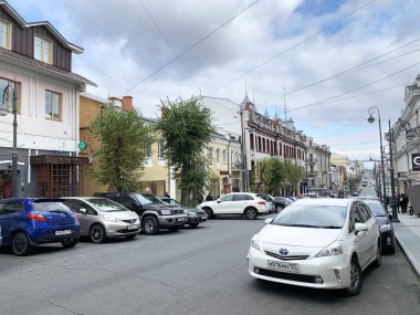 Vladivostok, Rusya, 26 Ekim 2019. Vladivostok 'un tarihi merkezindeki Svetlanskaya caddesinde arabalar park halinde.