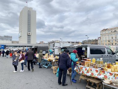 Vladivostok, Rusya, 26 Ekim 2019. İnsanlar hafta sonları Sovyetlerin gücü için Vladivostok Meydanı 'nın merkez meydanında yemek fuarında yürüyorlar.