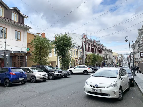 Vladivostok Ρωσία Οκτωβρίου 2019 Αυτοκίνητα Είναι Σταθμευμένα Στην Οδό Svetlanskaya — Φωτογραφία Αρχείου