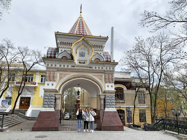2019年10月27日 俄罗斯符拉迪沃斯托克 游客们在海参崴的Nikolaevskaya拱门旁边拍照 — 图库照片