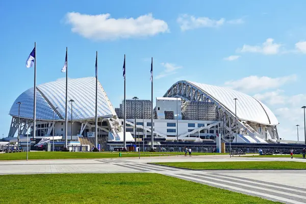 Sochi Rusia Agosto 2019 Gente Caminando Cerca Del Estadio Olímpico —  Fotos de Stock