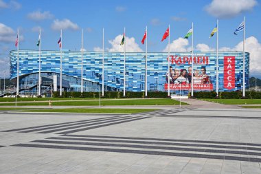 Sochi, Rusya, Ağustos, 10, 2019. Yazın buzdağı sarayının önündeki bayraklar. Sochi, Adler, Olimpik Park