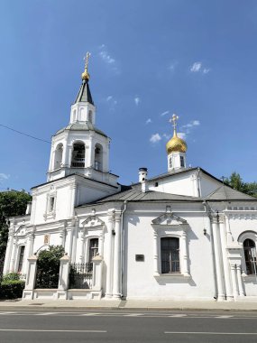 Yazın Moskova 'da mavi gökyüzüne karşı kutsal bakire Meryem' in varsayımının eski kilisesi.