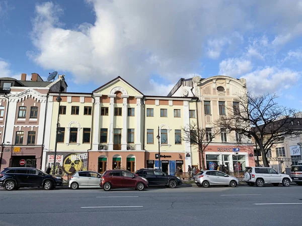 Vladivostok Rusia Octubre 2019 Coches Aparcados Cerca Teatro Juvenil Otoño — Foto de Stock