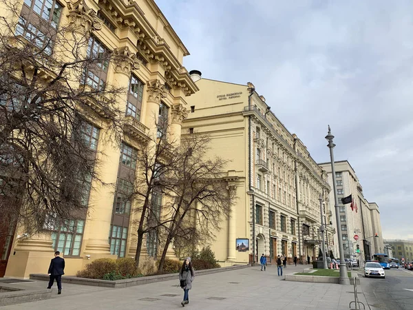 Moscú Rusia Noviembre 2019 Gente Caminando Por Calle Mokhovaya Otoño —  Fotos de Stock