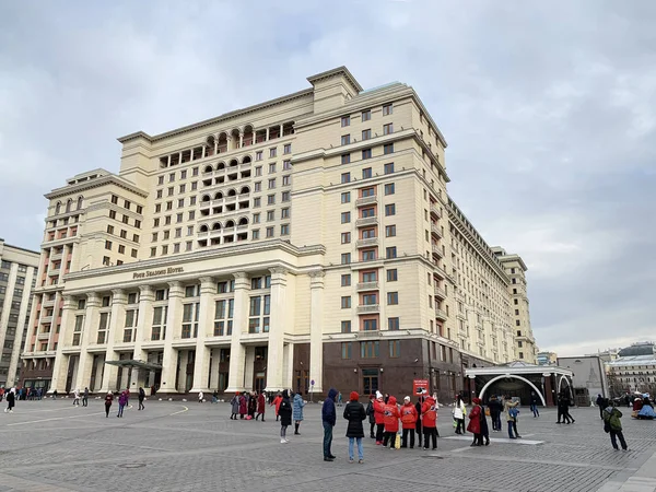 Москва Росія Листопада 2019 Люди Гуляють Біля Чотирисезонного Преміум Готелю — стокове фото