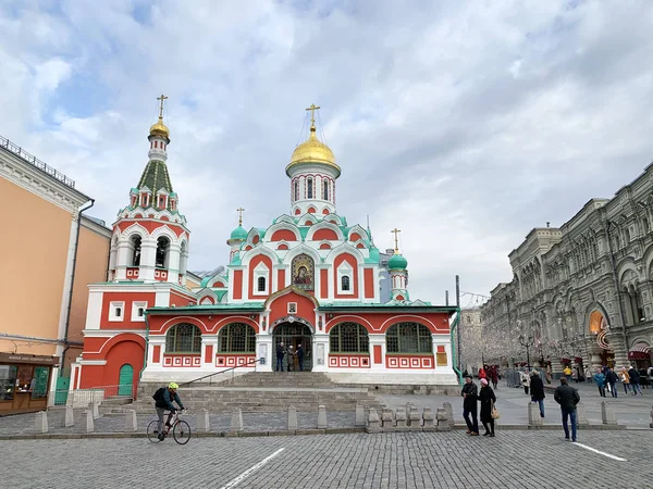 Mosca Russia Novembre 2019 Persone Che Camminano Vicino Alla Cattedrale — Foto Stock